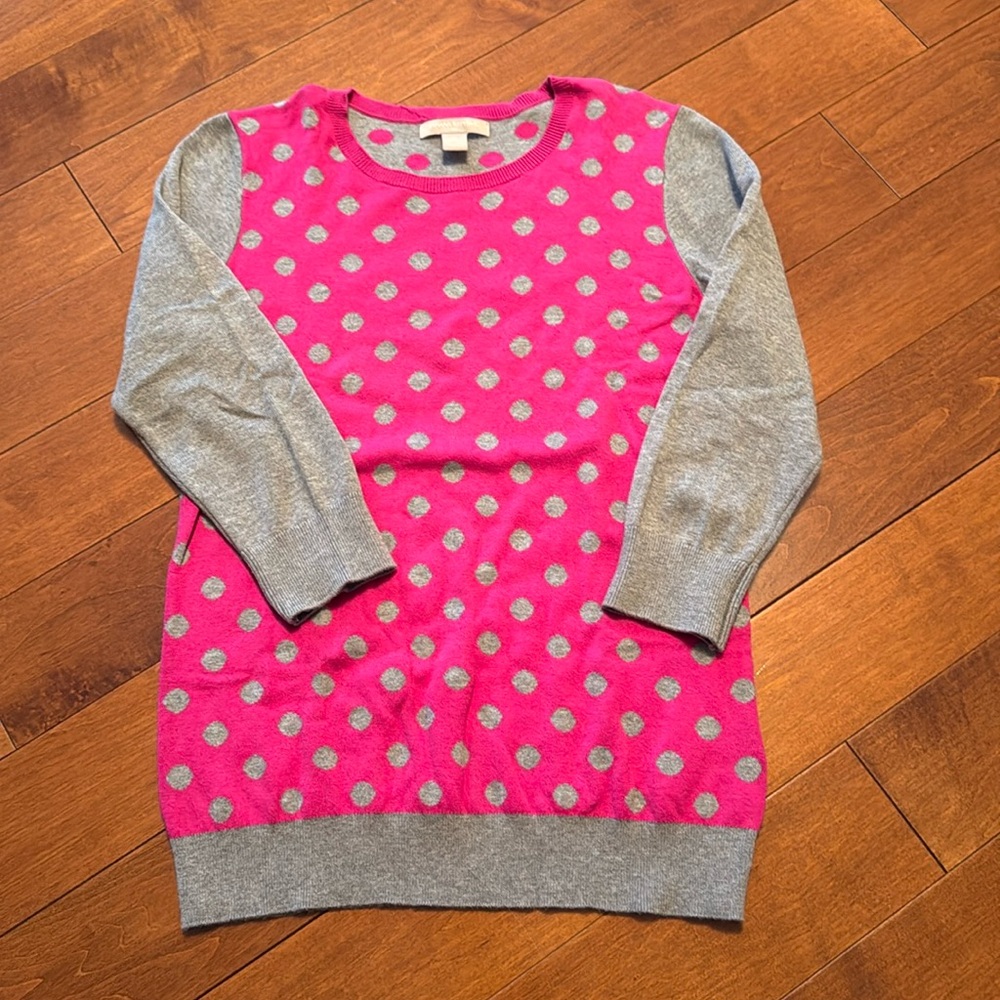 3/4 sleeve sweater with dots.🩶🩷